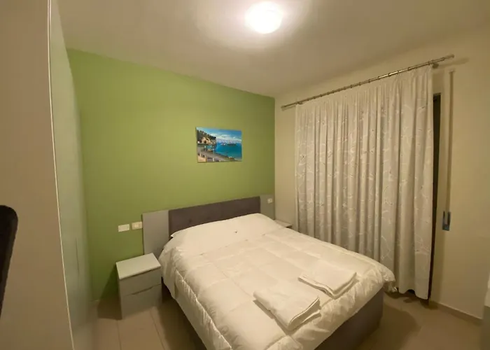 2 Bedrooms Seaside View Apart, Free Parking. * Wlora