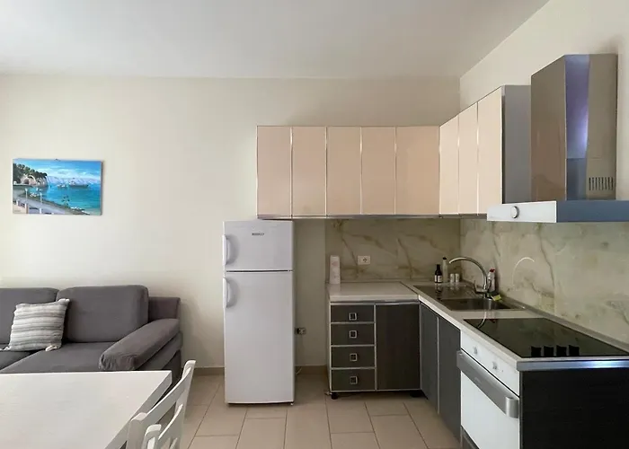 2 Bedrooms Seaside View Apart, Free Parking. Appartement Vlorë